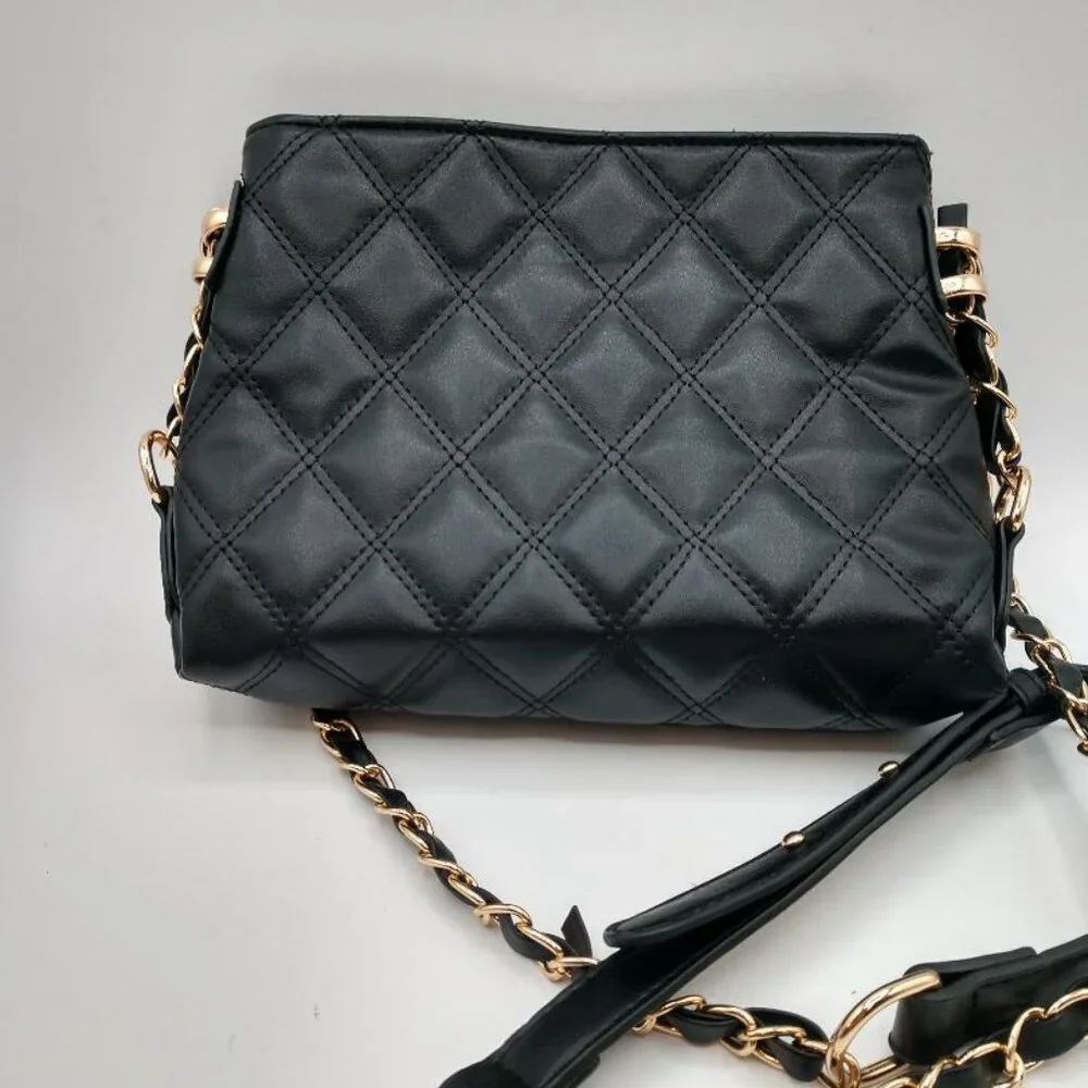 Stylish Black Quilted Crossbody Handbag With Gold Chain
